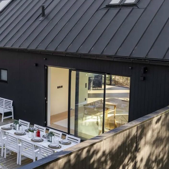 Skjutdörrsparti i termoisolerad aluminium med 2 dörrar