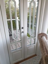 Parfönsterdörr i gammaldags stil med vackert utformad träspröjs