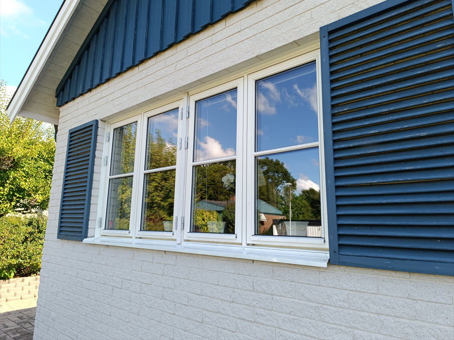 Öppningsbara 2-luftsfönster från utsida, fönstren förses med spröjsar i trä