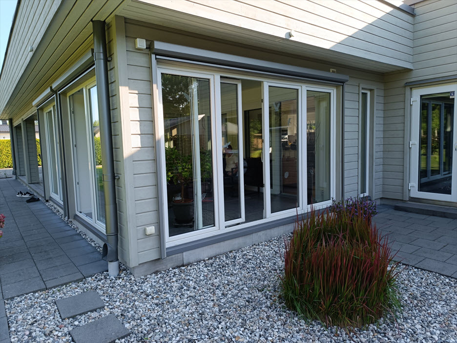 Nybyggd villa i modern stil med Glasrikets Fönsters uPVC-fönster och dörrar - bild 1