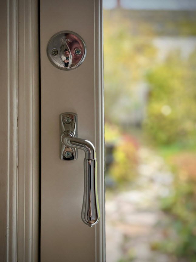 Förkromat handtag i klassisk design med tillhörande låsvred i krom