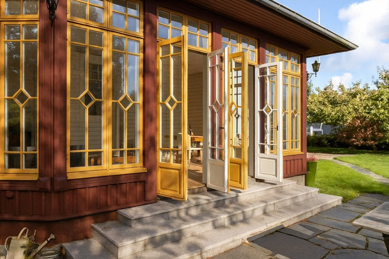 Fönster och fönsterdörrar i allmogestil från Glasrikets Fönster