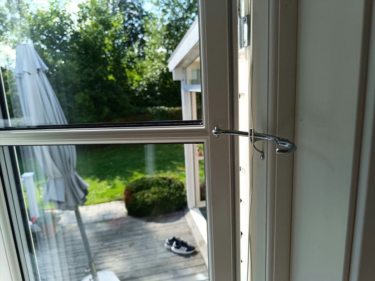 Tunna spröjsar med detaljerad utformning, vädringsbeslag i äldre format