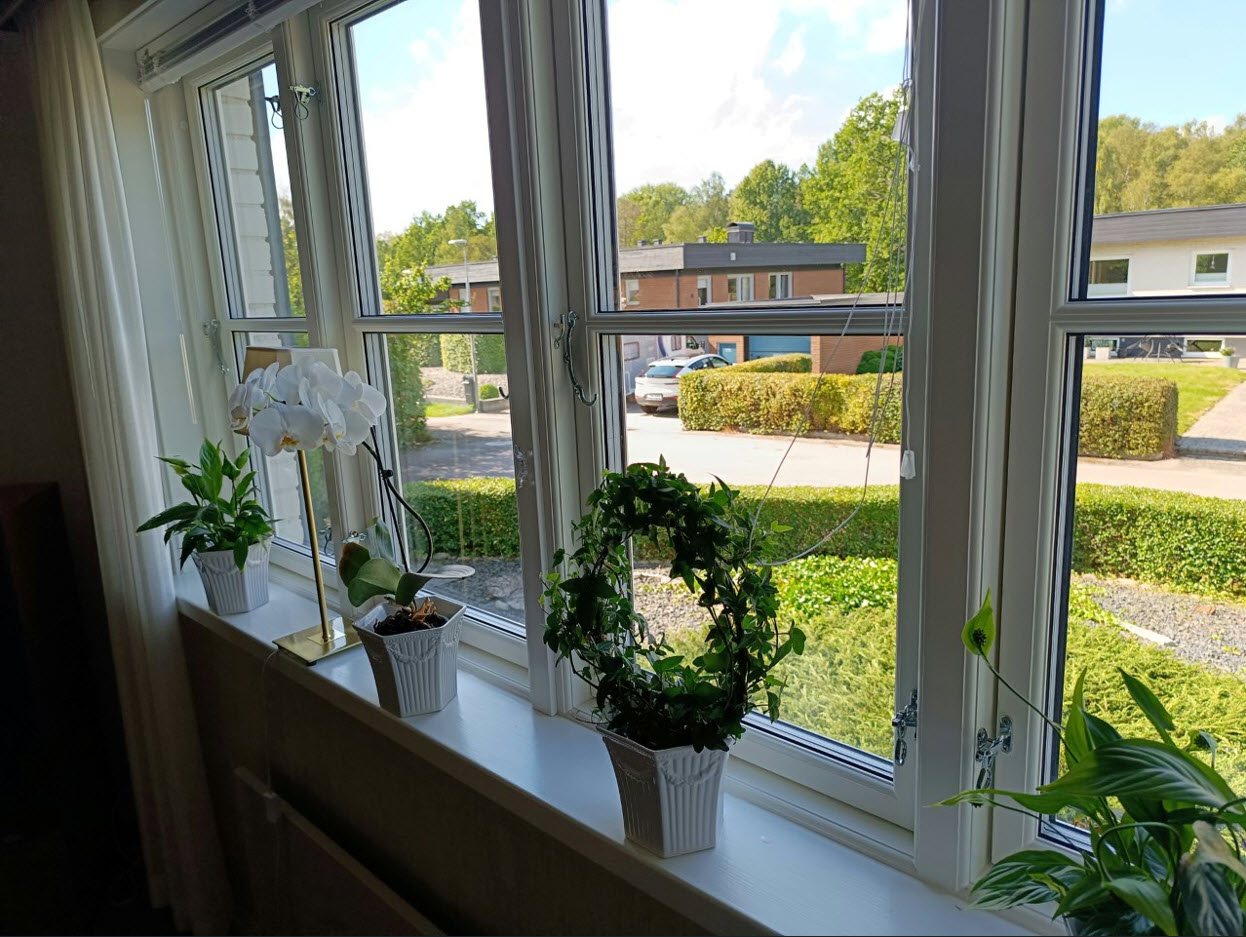 Klassiska lantliga fönster med haspar, hakar och stormhaspar, spröjsar i trä med allmogebearbetning