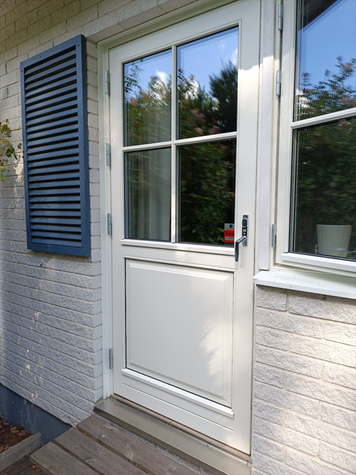 Fönsterdörr med bearbetad spegelpanel