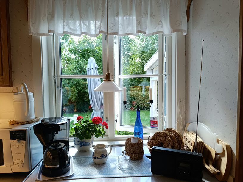 2-luftsfönster i klassisk stil, stående lätt på glänt