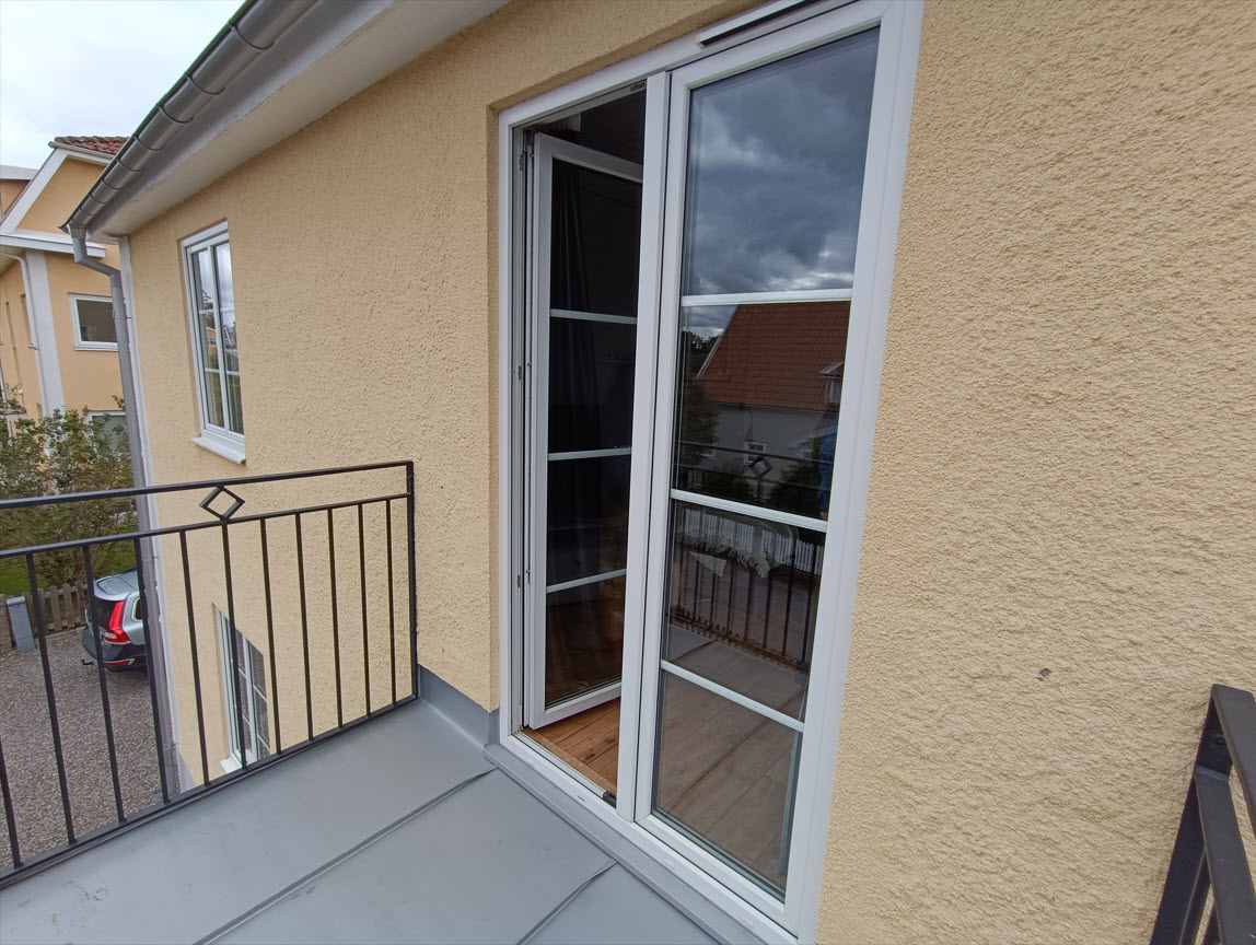 Pardörr i helglas med stora glasytor