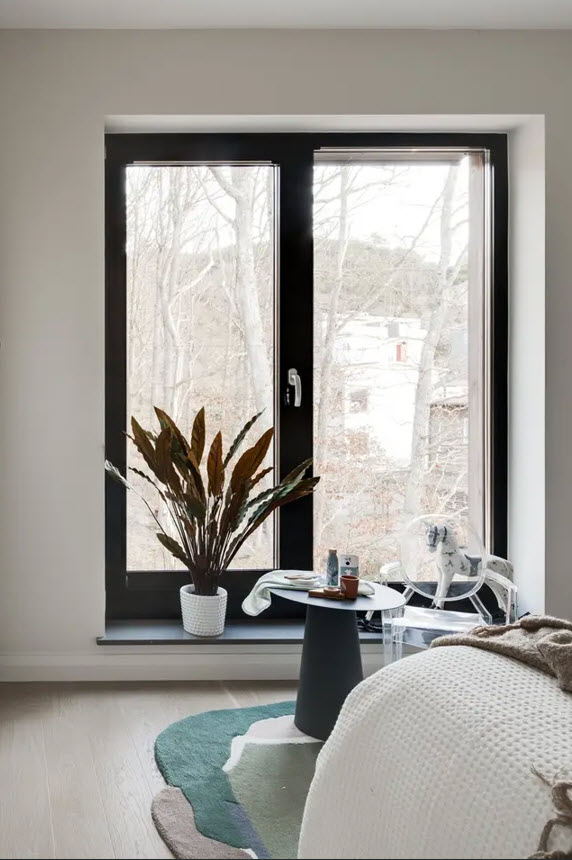 Moderna helaluminiumfönster, kombinationsfönster med en fast och en öppningsbar del