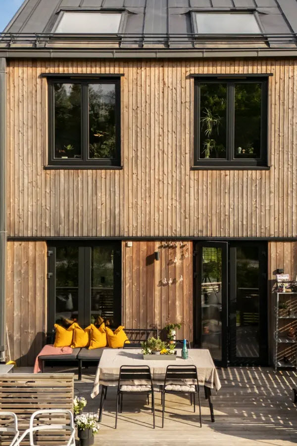 Hus nära insjö med moderna fönster och skjutdörr från Glasriket