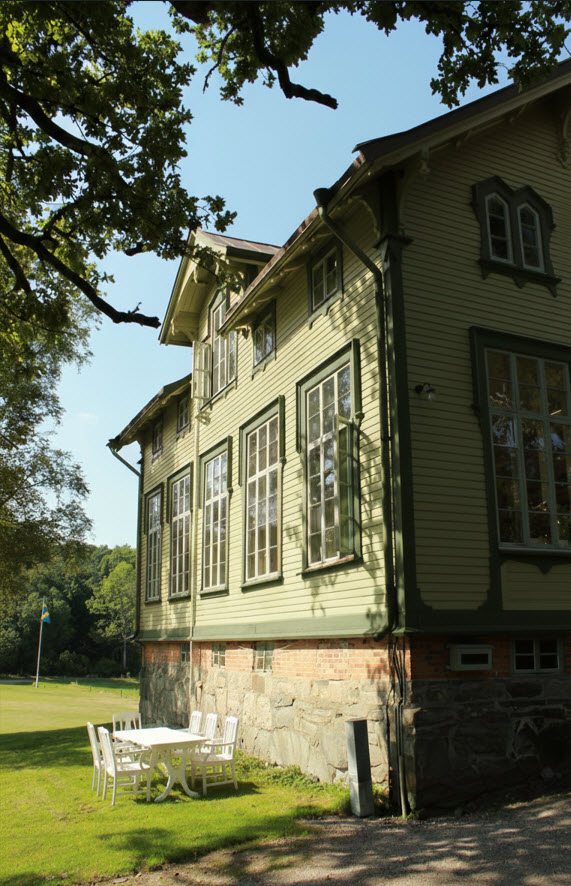 Äldre hus med klassiska attribut och eleganta fönster