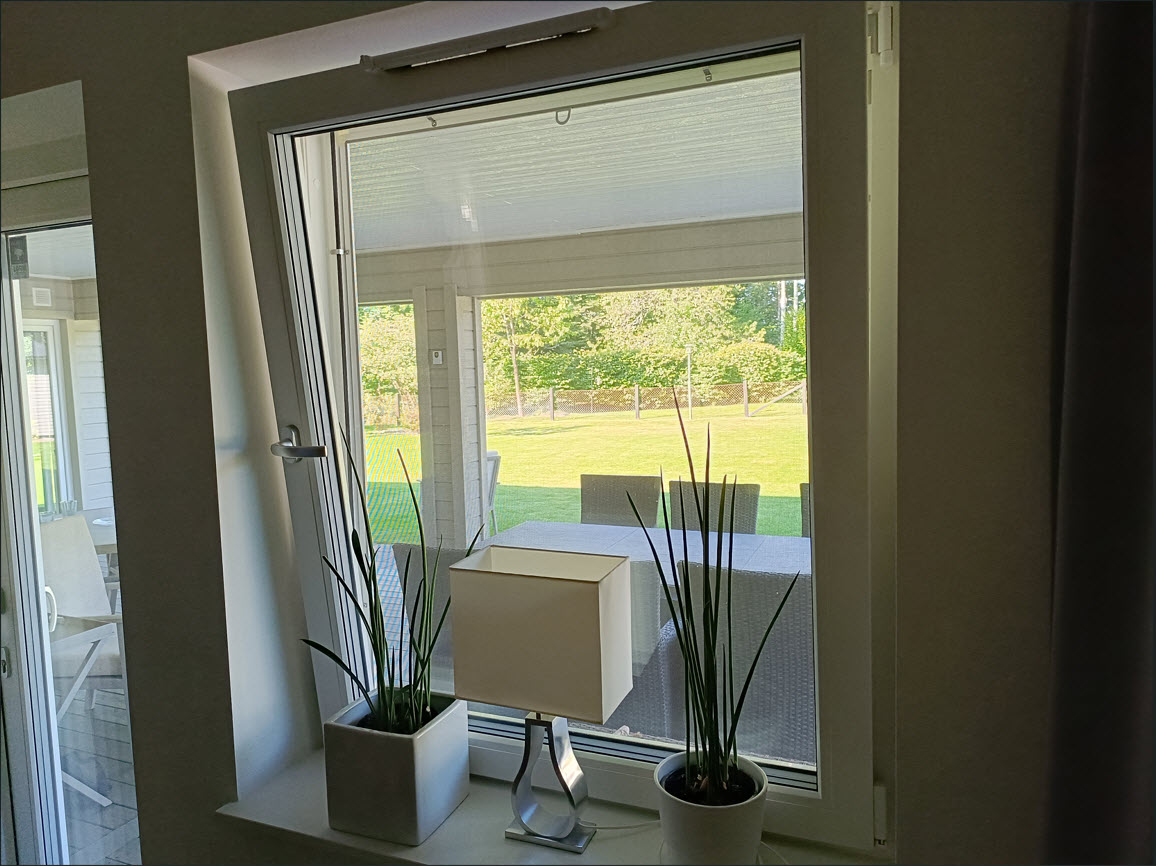 Öppningsbart fönster med sidohängd funktion och vädringsläge