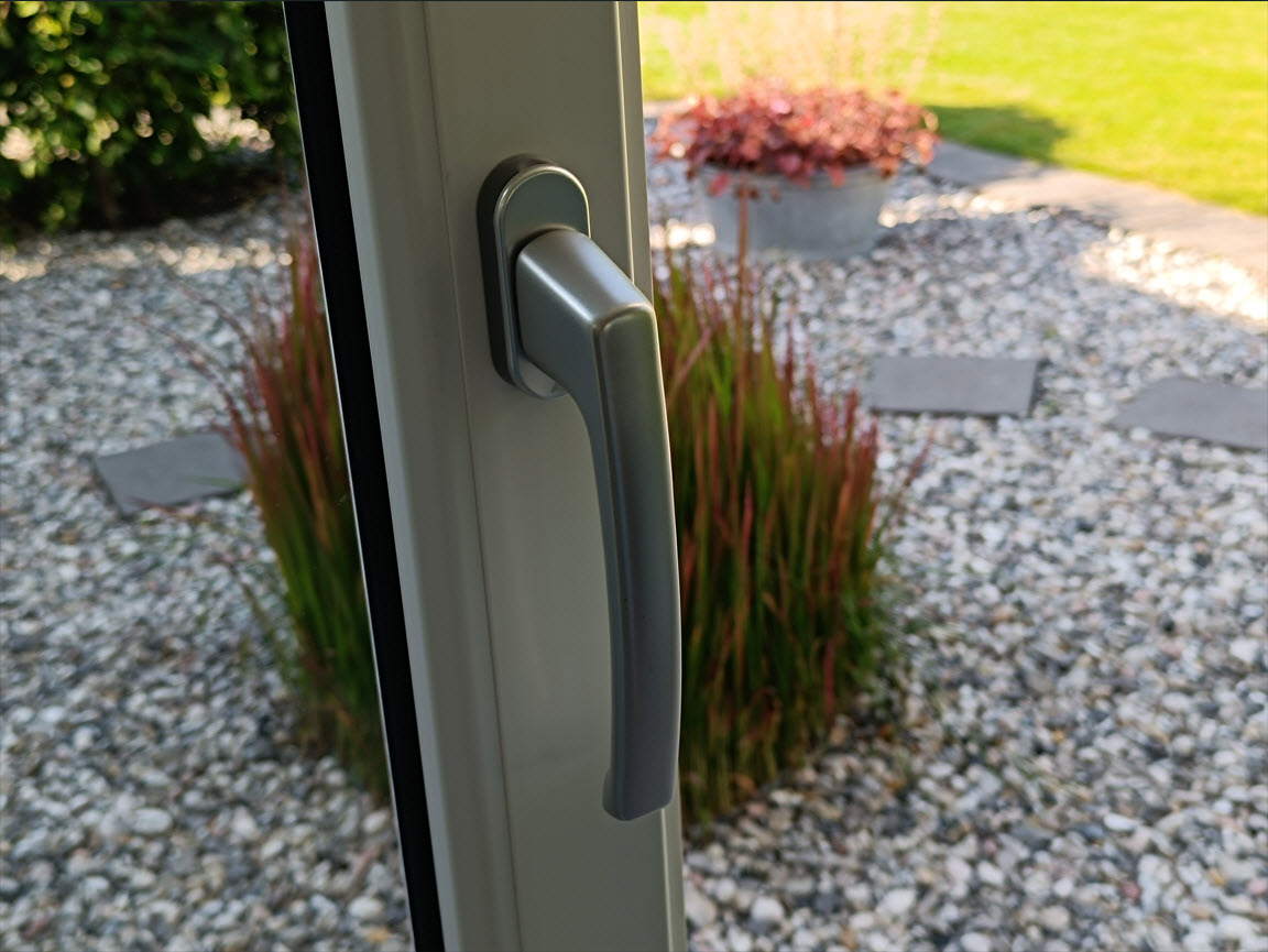 Tunna spröjsar med detaljerad utformning, vädringsbeslag i äldre format