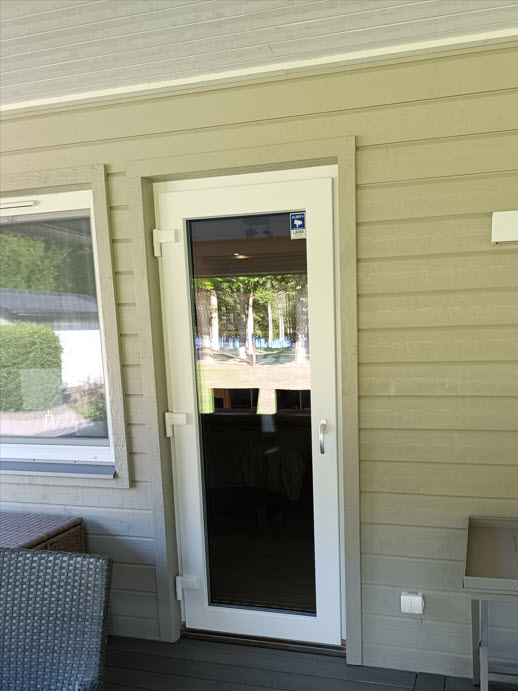 Fönsterdörr i helglas