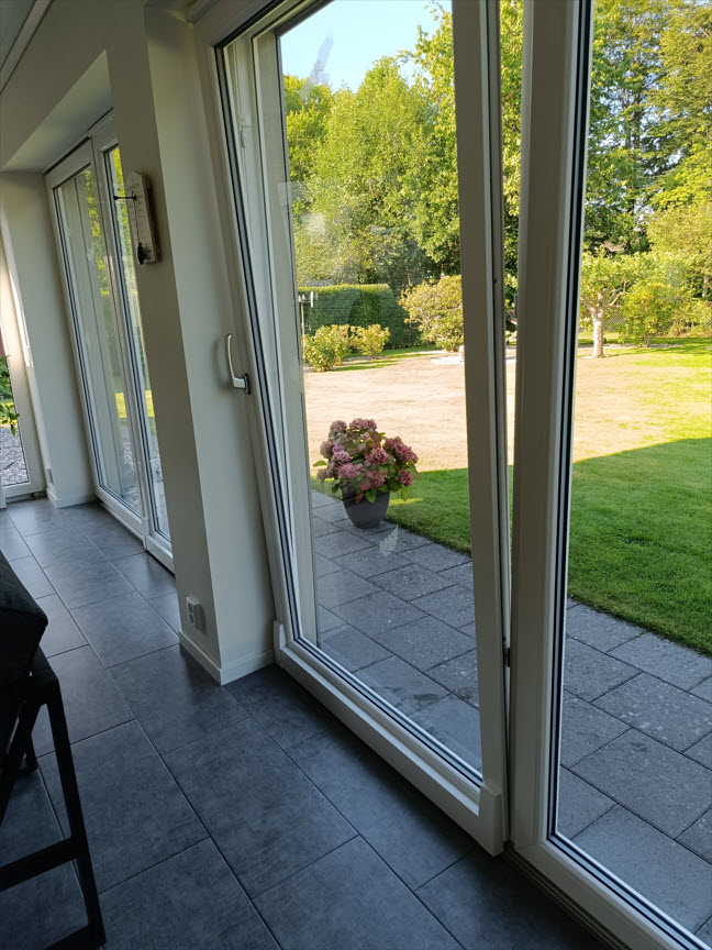 Skjutparti med vädringsbart, tippbart dörrblad