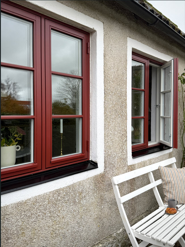 Den klassiska skånelängan fick gammaldags fönster från Glasrikets Fönster