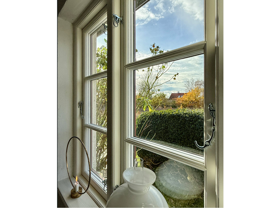 Gammaldags allmogefönster med 2 bågar och spröjs i trä