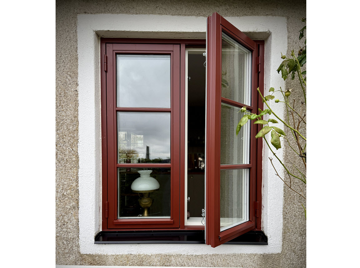 2-luftsfönster med rödmålad utsida, droppbleck och gångjärn lackerade i fönstrets färger