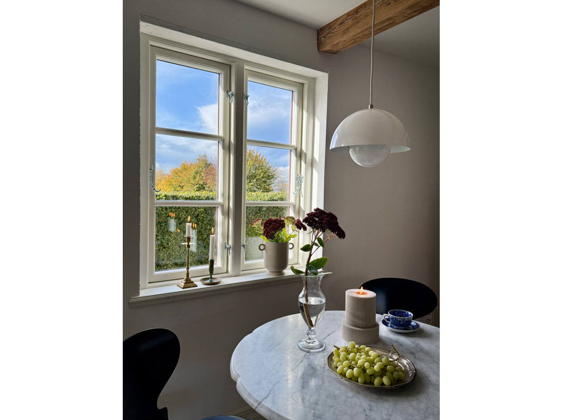 Fönster i gammaldags stil med vackert bearbetade detaljer