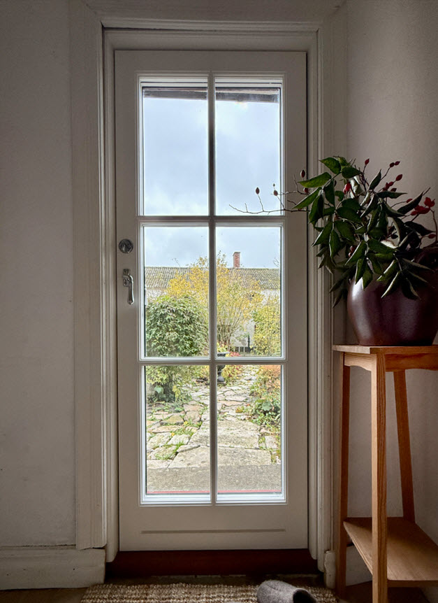 Glasdörr i gammaldags stil med träspröjsar