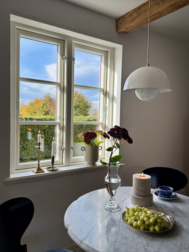 Gammaldags allmogefönster med 2 bågar och spröjs i trä