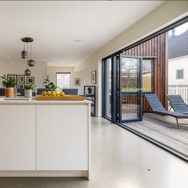 Modernt hem med vikdörrsparti från Glasrikets Fönster