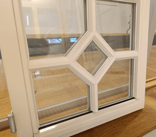 Utsida av ett träfönster från Glasrikets Fönster