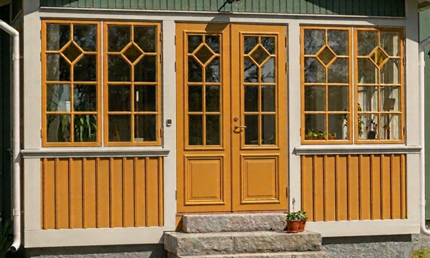 Kulturfönster i ockragul kulör