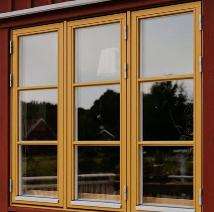 Fönster i trä med spröjsar i trä och