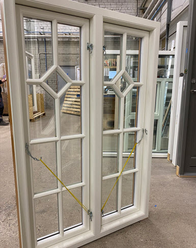 Träfönster i gammaldags design