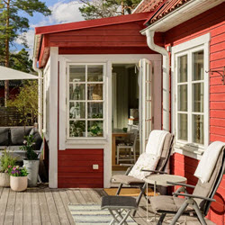 Allmogefönster i antikvit kulör