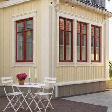 Träfönster i röd målad kulör