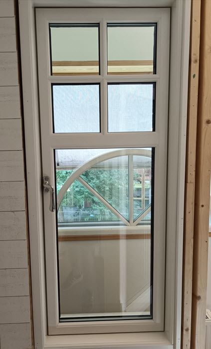 Fönster i allmogestil